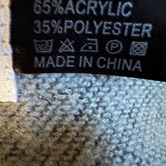 Gray Acrylic Soft Shawl, Excellent Condition - Picture 4 of 5